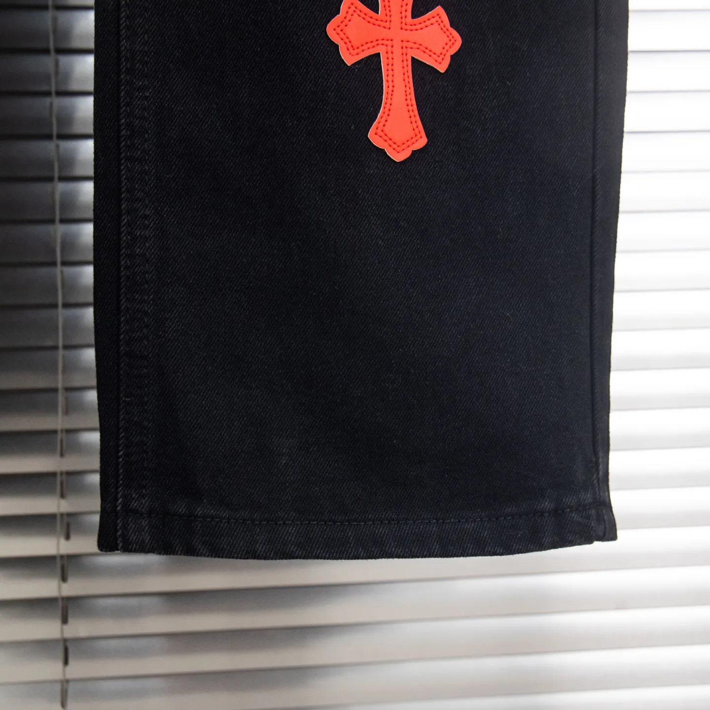 P260 Chrome Hearts Black Pants Sanskrit Red and White Patch Leather Jeans CH jeans need to be washed before being dismantled and then hand-stitched with sheepskin cross leather and then spliced ​​together. The whole piece has too many craftsmanship to explain. The patches are decorated with cross patterns and the high-waisted washed jeans! ! Absolutely high-end luxury products, god-level single products and super popular products, made with top heavy industry, a must-see magic weapon. Customized hardware. The fabric is thick and soft after washing. It has good breathability. Customized small leather label. Unique design. The details are simple and elegant, and the workmanship is exquisite. The entire trousers are neatly routed and the details are in place! It’s so cool that both men and women can easily control the genderless trend! Style number: 1872# Color: black Size: 28 30 32 34
